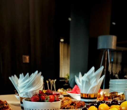 다이어트와 운동: 건강을 위한 두 가지 필수 요소 a table topped with plates of food and bowls of fruit