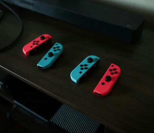 국내 콘솔게임 집중 육성…세계 게임시장에 도전장 내민다 two pairs of Nintendo Switch controllers