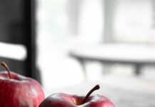 정부, 물가안정 총력 대응…5~6월 직수입 과일 3만 5000톤 이상 도입 red apple on brown wooden table