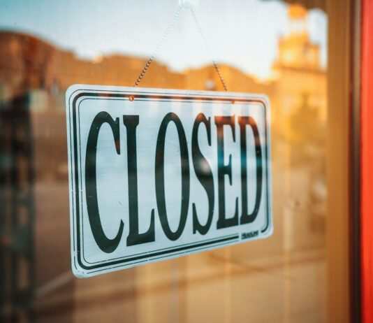 정부 “집단 진료거부는 협회 목적·취지에 위배…법인 해산도 가능” selective focus photography of Closed signage