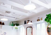 저렴하고 맛있는 착한가격업소, 소비자가 직접 뽑는다 photo of room with lighted pendant lamps