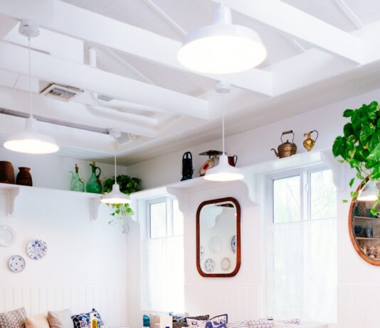 저렴하고 맛있는 착한가격업소, 소비자가 직접 뽑는다 photo of room with lighted pendant lamps