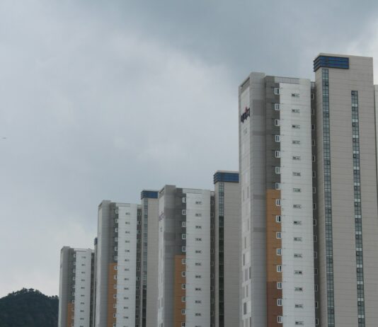 7월 재산세 납부 잊지마세요…재산세 5조 4000억 원 고지 a group of tall buildings