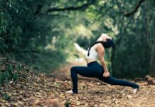 여름철 운동 후 근육 회복을 위한 스트레칭 방법 woman in white shirt and black leggings sitting on brown dirt road during daytime
