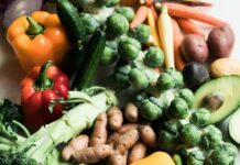 여름철 건강한 다이어트 식단 소개 sliced carrots and green vegetable