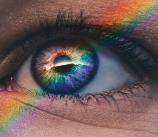 여름철 자외선으로부터 눈을 보호하는 방법 close up photography of rainbow rays on eye