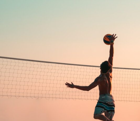 여름철 해변에서 즐기는 운동 게임 man playing beach volleyball during daytime