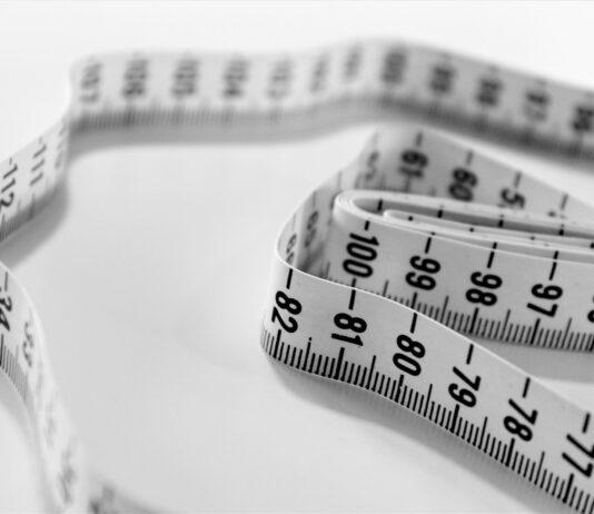체중 감량과 영양: 건강한 다이어트를 위한 필수 가이드 selective focus photography of tape measure