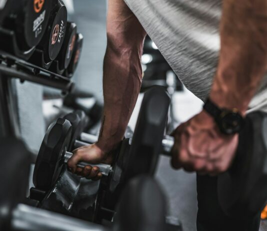 피트니스 목표 달성을 위한 식사와 운동의 조화 person in gray shirt holding black dumbbell