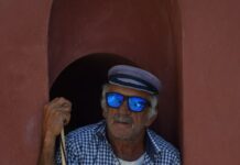 노인 건강: 맞춤형 운동과 영양 전략 man with sunglasses sitting