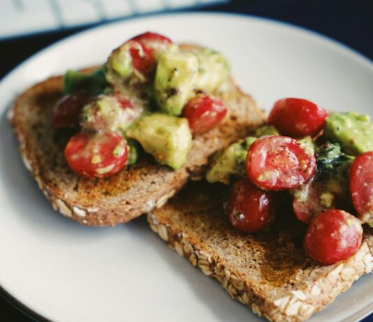 장기적인 건강을 위한 규칙적인 운동과 식단 전략 bread with tomato and green vegetable on white ceramic plate