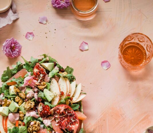 영양사가 추천하는 건강한 식단으로 하루 3끼 완성하기 vegetable salad on white ceramic plate