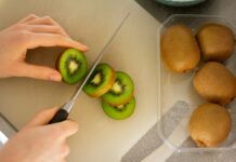 비타민 C의 역할: 면역력 강화와 항산화 효과 green apple fruit on white table