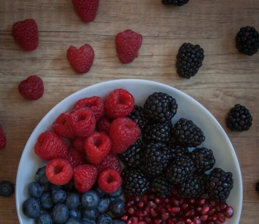 건강과 다이어트를 동시 strawberries on white ceramic bowl