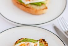 체력 회복을 위한 자연식 레시피 a sandwich with an egg and asparagus on it