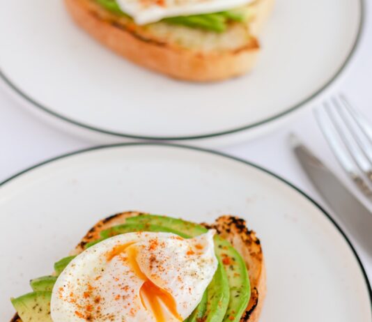 체력 회복을 위한 자연식 레시피 a sandwich with an egg and asparagus on it
