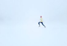 스트레스에 지친 현대인에게 필수인 운동의 효과 person wearing yellow jacket and black pants