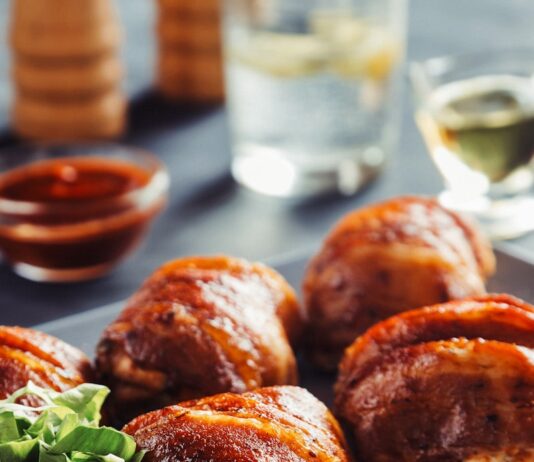 운동 후 단백질 섭취의 중요성과 적절한 양 a plate of food on a table with a glass of wine