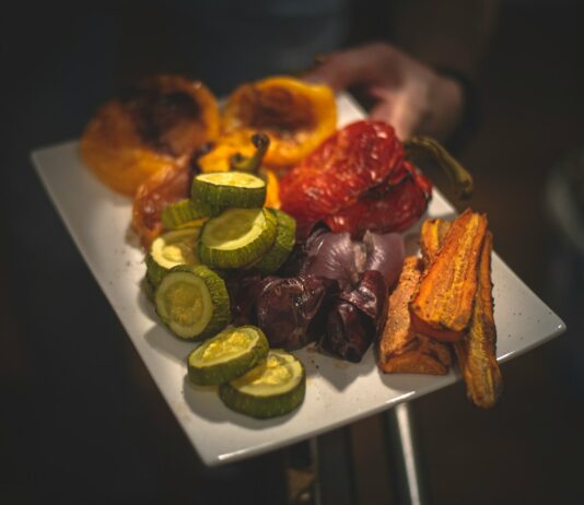 다이어트 중에도 맛있게 먹을 수 있는 저칼로리 레시피 10선 sliced fruits on white ceramic plate
