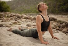 운동 중 실수를 줄이고 효과를 높이는 필라테스 팁 a woman is doing yoga on the beach