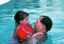 호르몬과 암: 유방암과 전립선암의 호르몬 영향 man with toddler girl in swimming pool