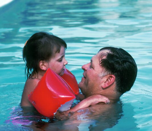호르몬과 암: 유방암과 전립선암의 호르몬 영향 man with toddler girl in swimming pool