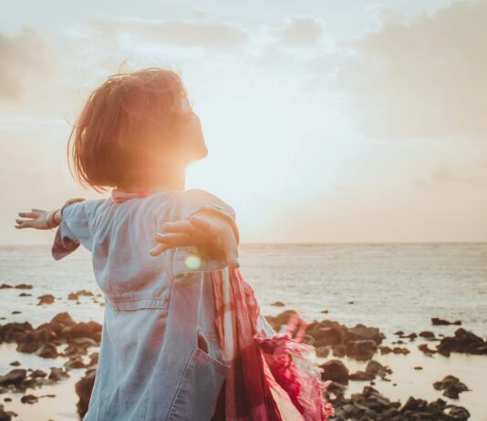 행복한 삶이란 무엇인가? woman spreading her arms