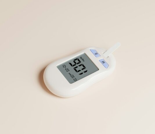 혈당 조절과 인슐린 저항성: 당뇨 예방을 위한 실천법 a digital thermometer on a white surface