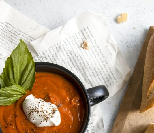 저칼로리 간식으로 다이어트 중에도 건강하게 먹기 a bowl of soup with a spoon