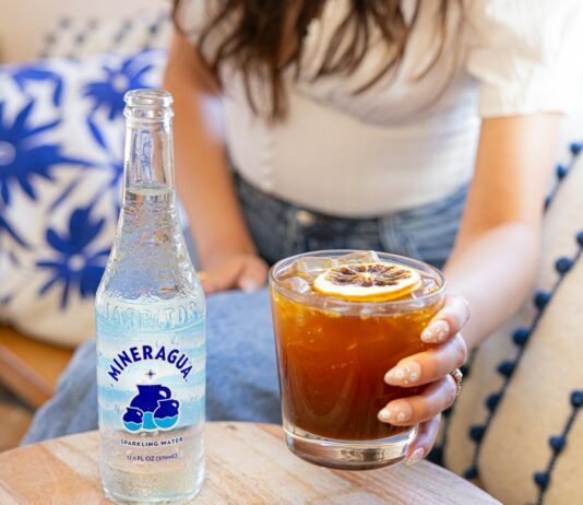 전반적인 체력 향상을 위한 건강한 식사와 운동 a woman sitting on a couch holding a glass of soda
