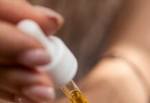 “여름철에도 얼굴 당기고 따갑다면?”… 피부 장벽이 무너졌다는 증거입니다 person holding dropper