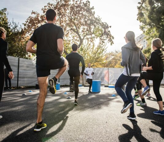 식단 조절 없이 체중 감량? NEAT의 힘 man in black t-shirt and black shorts running on road during daytime