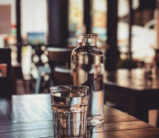 “물을 마셔도 갈증이 가시질 않아요”…초여름 ‘숨은 탈수’를 의심해야 할 때 clear drinking glass on table