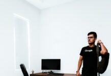 직장인 건강, 일상 속 작은 실천이 큰 변화를 만든다 man standing near brown desk beside white wall