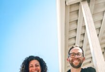 혼자 하는 운동은 끝! 함께해서 즐거운 ‘커뮤니티 웰니스’ a man and woman posing for a picture