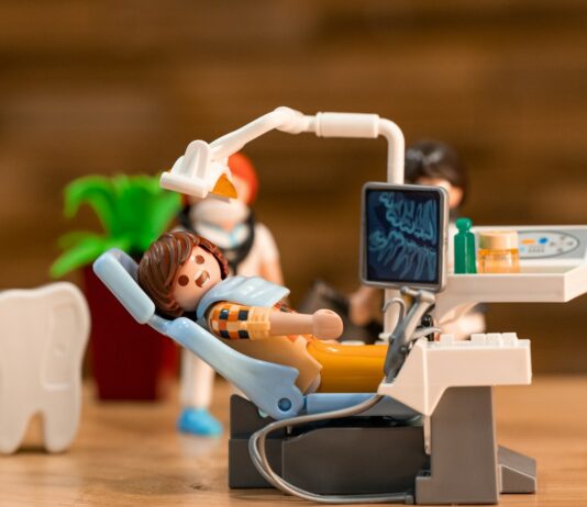 AI 기반 건강 관리, 더 똑똑하고 개인화된 의료의 길을 열다 a toy action figure