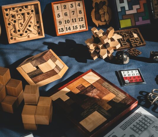 일상 속 뇌건강 챙기기, 쉬운 변화로 지키는 맑은 머리 brown wooden blocks on blue textile