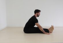 “스트레칭만 잘해도 몸이 달라지더라고요”… 굳은 몸, 되살리는 작은 루틴 a man sitting on the floor in a white room