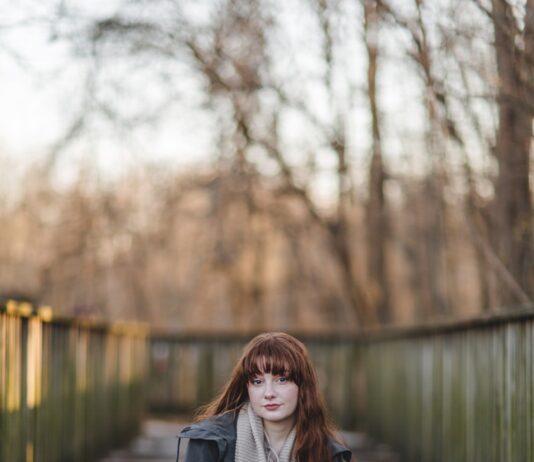 ‘근육이 건강을 지킨다’…일상 속 근력 챙기는 실천법 주목 woman sitting on wooden bridge