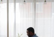 하루 8시간 앉아있는 당신, ‘의자형 당뇨’가 다가온다 man in blue and white plaid dress shirt sitting on chair using laptop computer