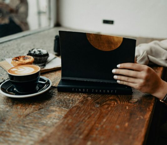 현대인의 ‘디지털 디톡스’ 시도와 몸이 느끼는 또 다른 균형 a woman sitting at a table using a laptop computer
