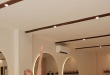 집에서 즐기는 필라테스, 일상 활력 더하는 건강 습관으로 주목 Woman performs pilates on a reformer machine.