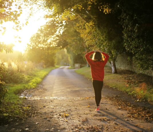 집에서도 가능한 ‘걷기 명상’…일상에서 실천하는 마인드풀 운동법 woman walking on pathway during daytime